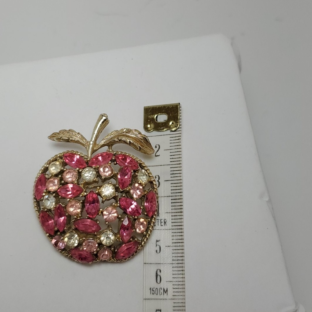 Pink apple pin - Picture 2 of 4
